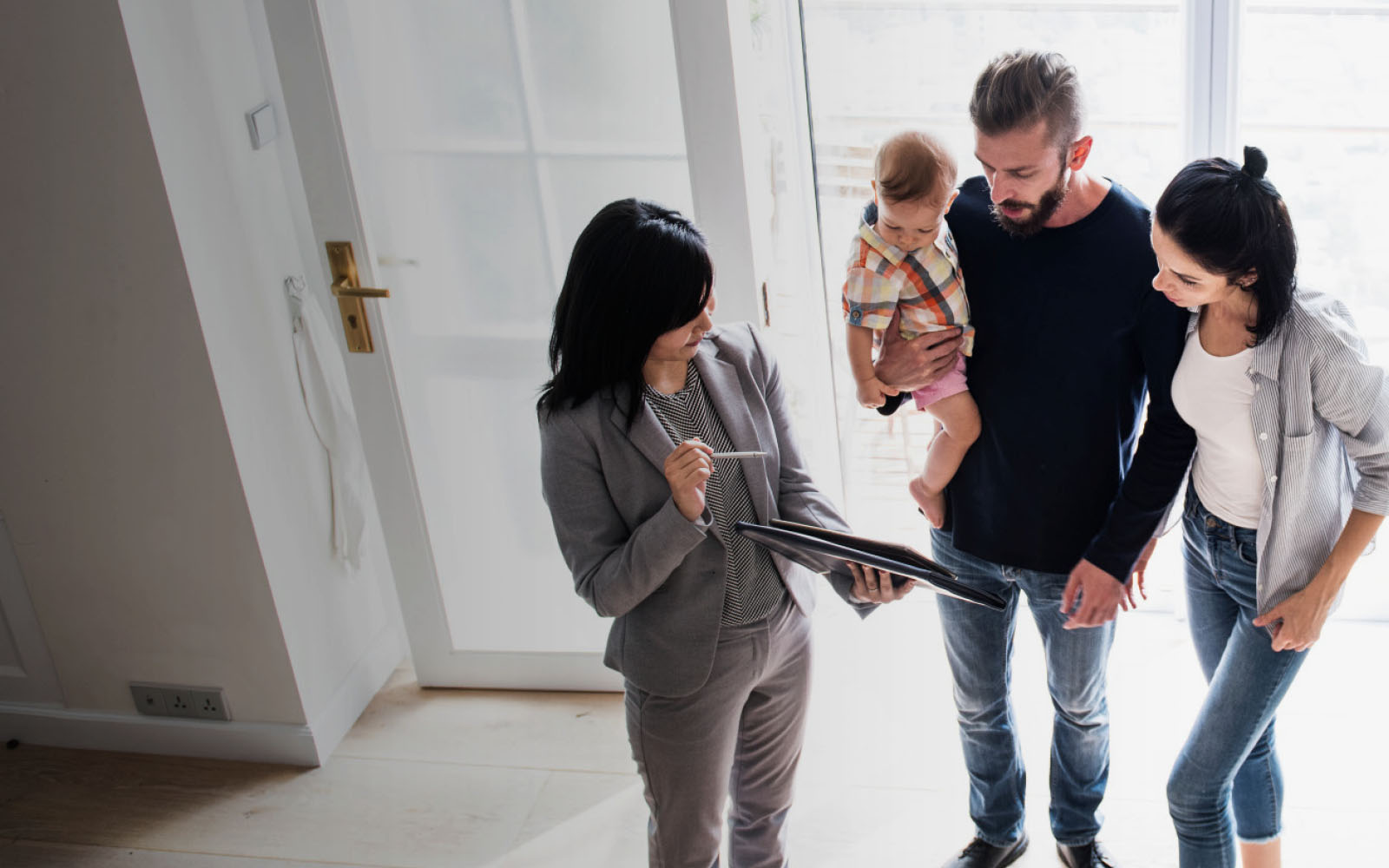 agent immobilier discutant d'une maison avec un couple