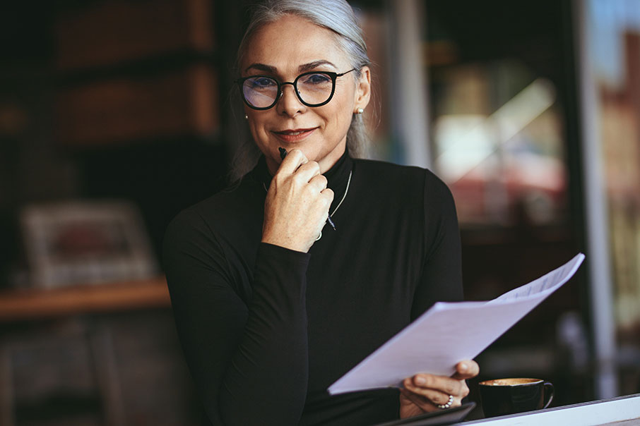 Femme plus âgée pensant