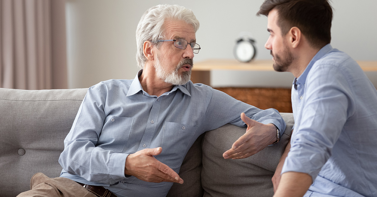 Père et fils partageant la conversation