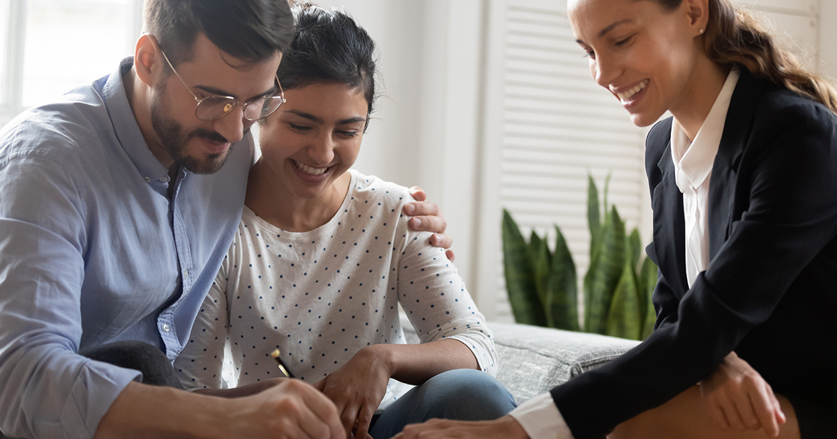 couple discutant d'une proposition de consommateur