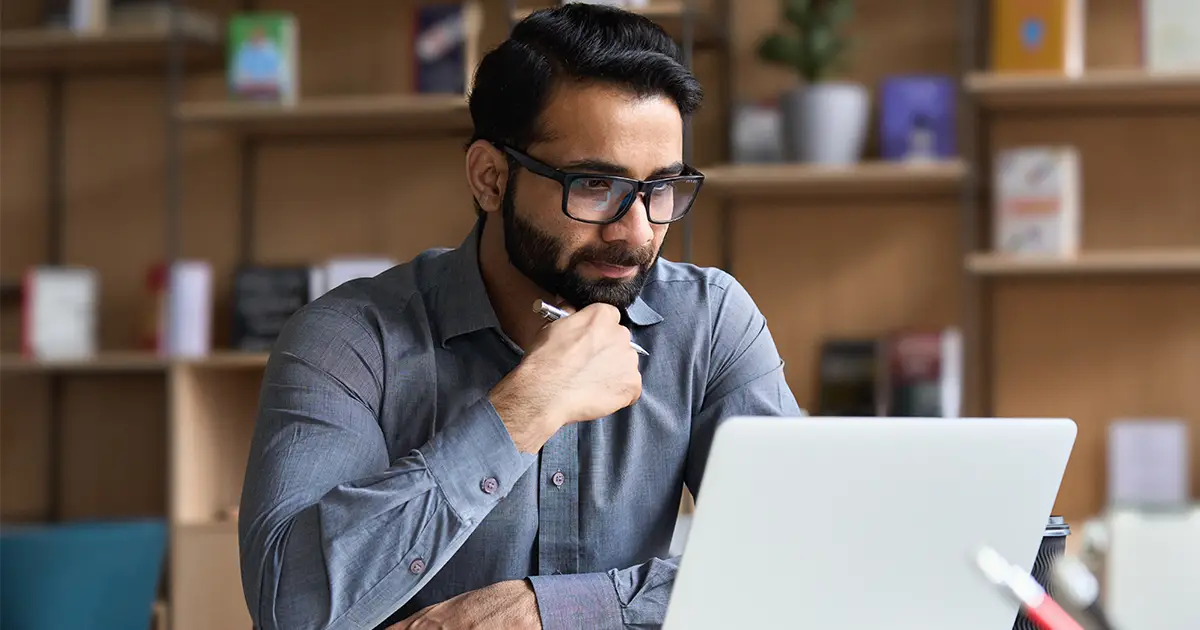 Travailler sur un ordinateur portable à l'aide d'un ordinateur regardant l'écran au bureau à domicile