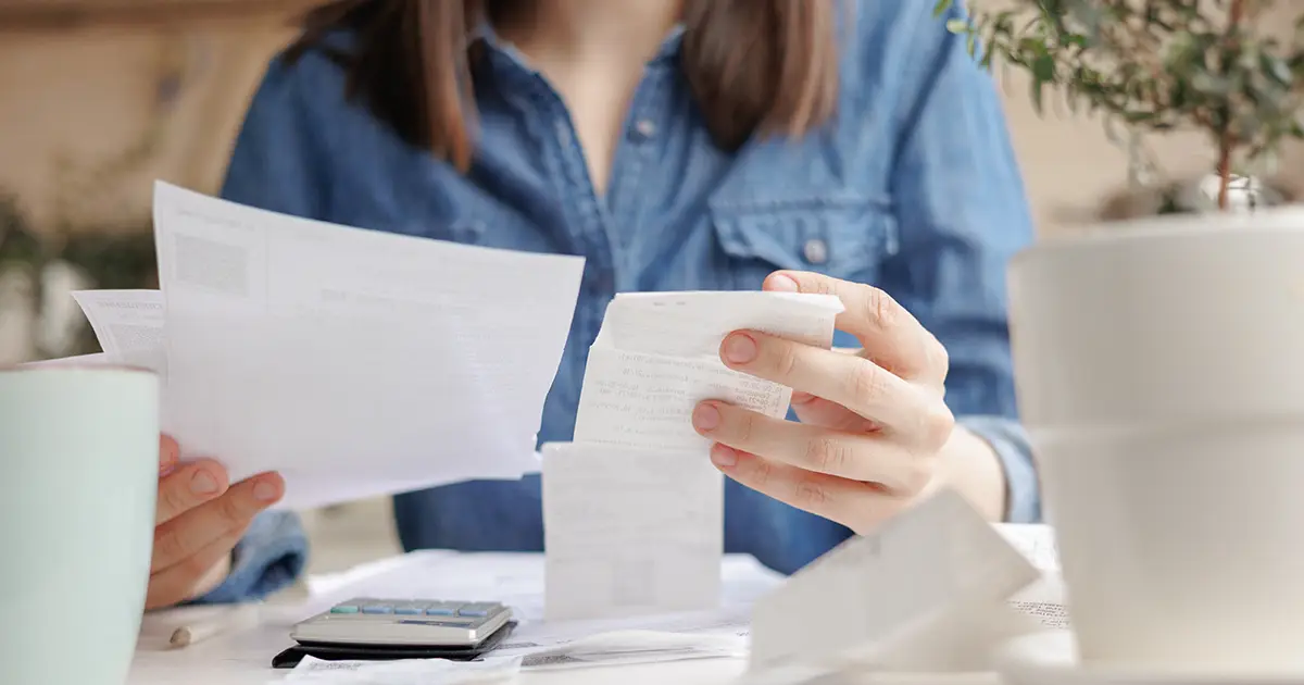 femme lisant les factures de services publics