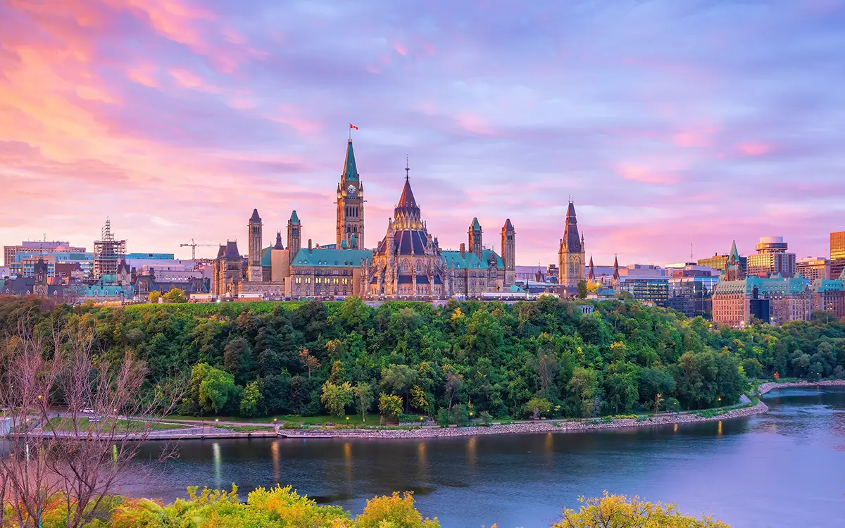 Image du bâtiment du Parlement avec coucher de soleil en arrière-plan