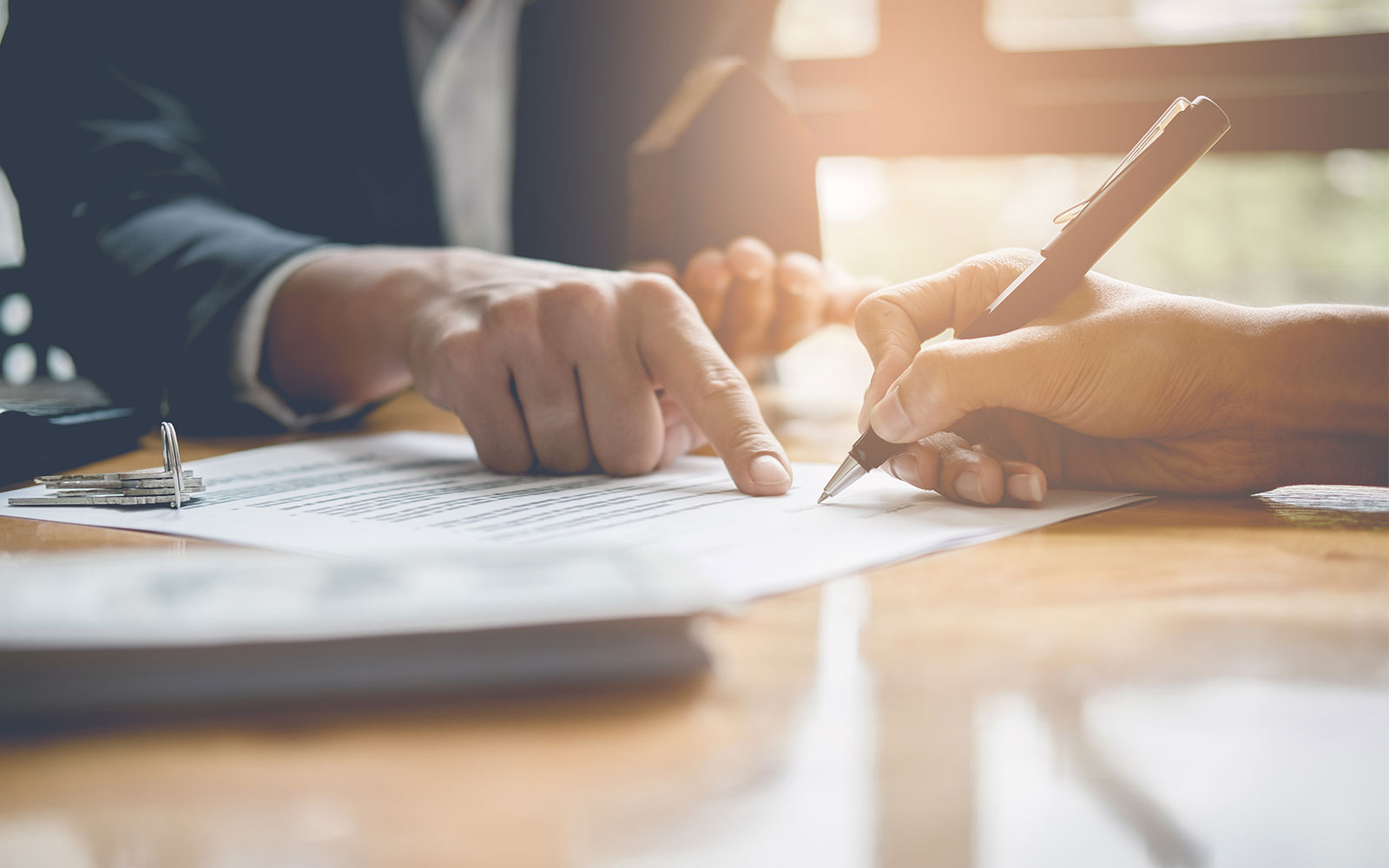 Couple qui signant un document